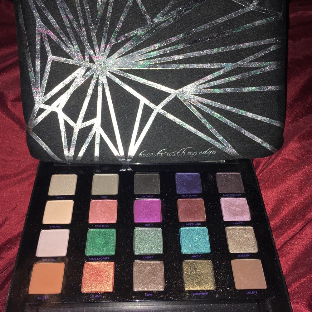 Urban decay eye-shadow pallette with bag
